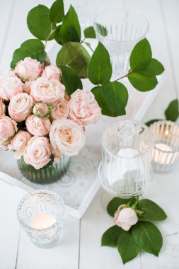 Düğün masa süslemeleri gül, mumlar, çatal bıçak takımı ile bir