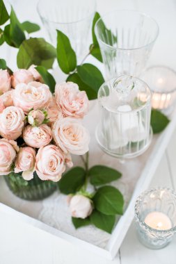 Düğün masa süslemeleri gül, mumlar, çatal bıçak takımı ile bir