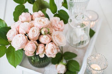 Düğün masa süslemeleri gül, mumlar, çatal bıçak takımı ile bir