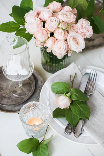 Decoraciones de mesa de boda vintage con rosas, velas, cubiertos a —  Fotos de Stock