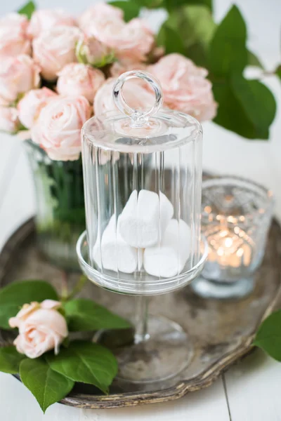 Decoraciones de mesa de boda vintage con rosas, velas, cubiertos a —  Fotos de Stock