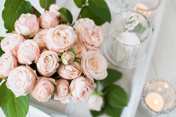 Ročník svatební dekorace na stůl s růží, svíčky, příbory — Stock fotografie