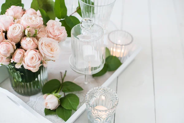 Decoraciones de mesa de boda vintage con rosas, velas, cubiertos a — Foto de Stock