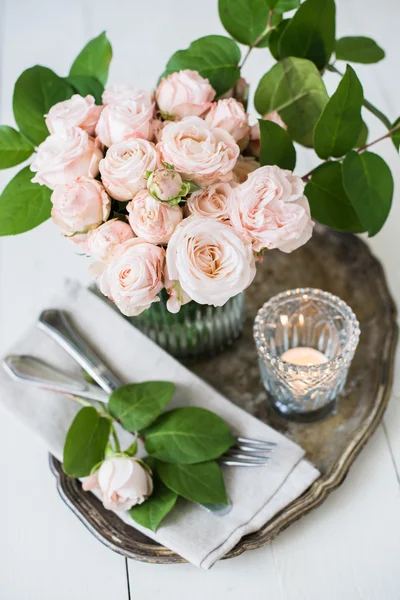 Vintage Bröllop bordsdekorationer med rosor, ljus, bestick en — Stockfoto