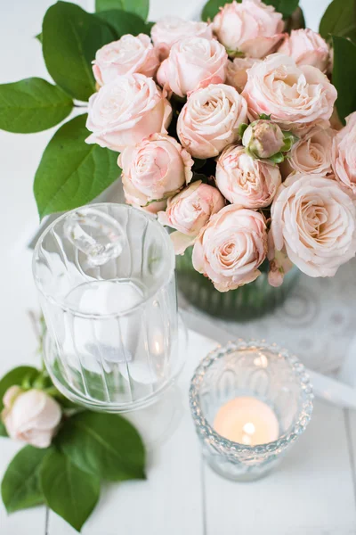 Εκλεκτής ποιότητας γαμήλια διακόσμηση τραπεζιού με τριαντάφυλλα, κεριά, μαχαιροπήρουνα μιας — Φωτογραφία Αρχείου