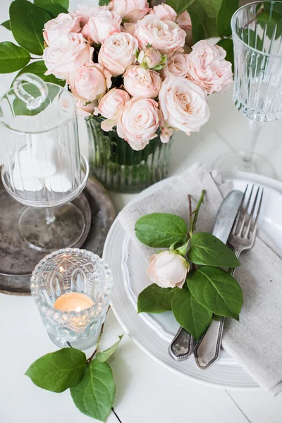 Decorações de mesa de casamento vintage com rosas, velas, talheres um — Fotografia de Stock