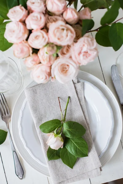 Vintage bruiloft decoraties van de tabel met rozen, kaarsen, bestek een — Stockfoto