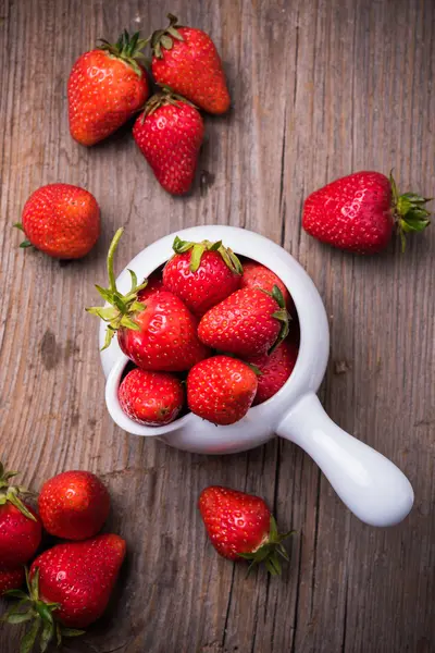 Red organic strawberries in white bowl — Stock Photo, Image