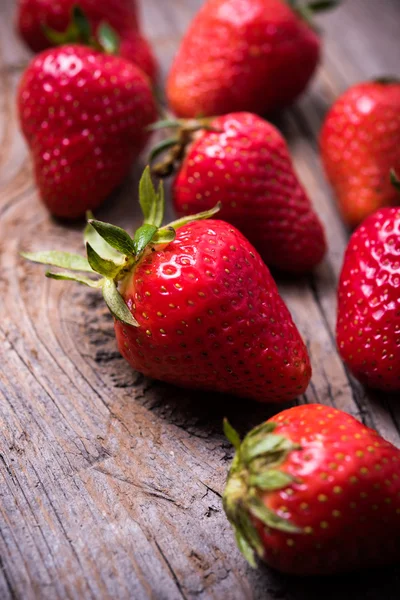 Mogna röda ekologiska jordgubbar — Stockfoto