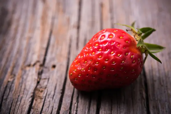 Mogna röda ekologiska jordgubbar — Stockfoto