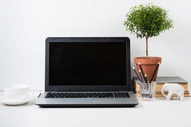 modern çalışma alanı dizüstü mockup bir tablo ile