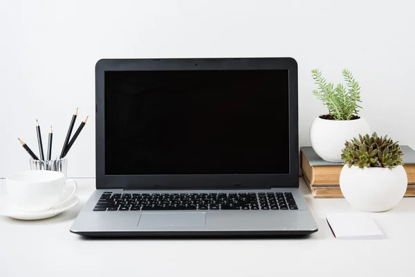 Moderner Arbeitsplatz mit Laptop-Attrappe auf einem Tisch — Stockfoto