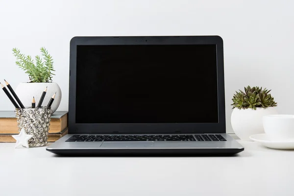 Modern arbetsplats med laptop mockup på ett bord — Stockfoto