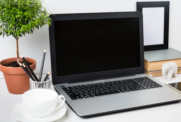 Miejsce do pracy nowoczesne z laptopa makieta na stole — Zdjęcie stockowe