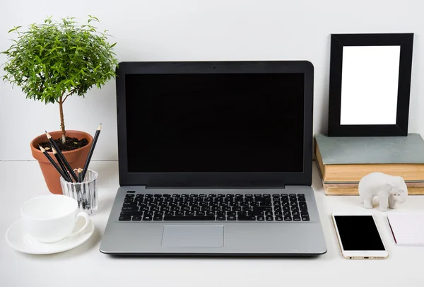 Moderne werkplek met laptop mockup op een tafel — Stockfoto