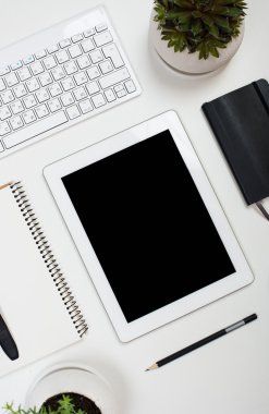 Beyaz masa üstü arka plan üzerinde tablet mock-up ve ofis malzemeleri