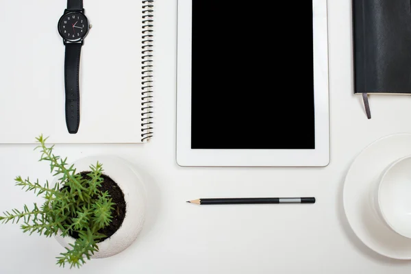 Tablet mock-up en kantoorbenodigdheden op wit tafelblad achtergrond — Stockfoto