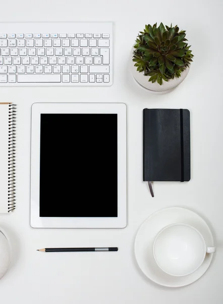 Tablet mock-up e material de escritório sobre fundo mesa branca — Fotografia de Stock