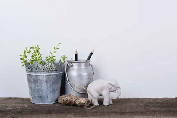 Decoración de estilo escandinavo con tablero de madera rústico — Foto de Stock