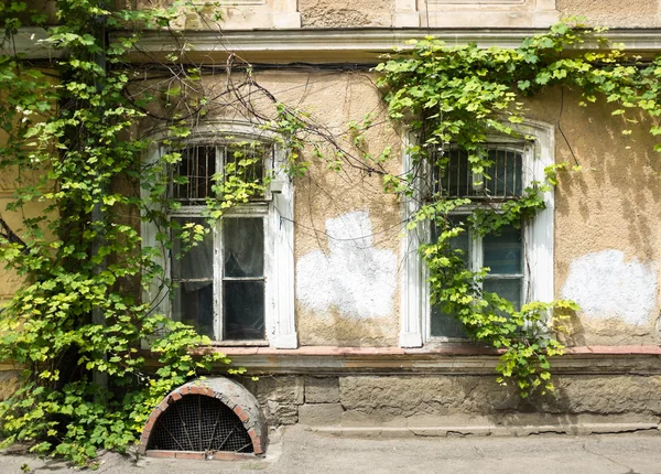 Antigua pared del edificio con dos ventanas — Foto de Stock