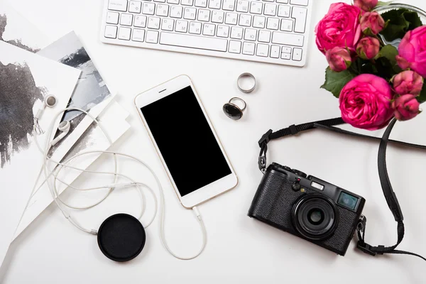 Smartphone moderne, clavier d'ordinateur et appareil photo sur t blanc — Photo