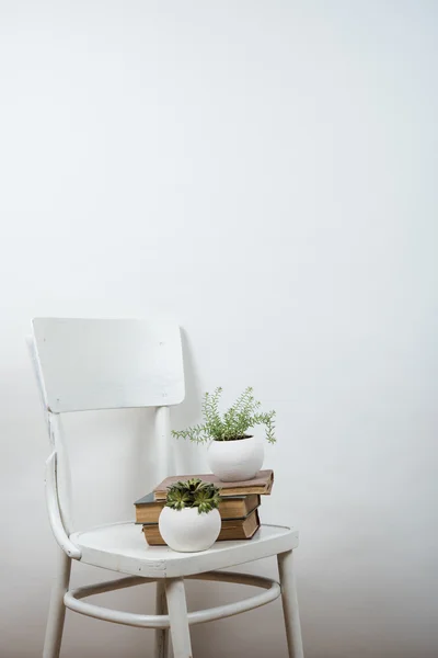 Chair and empty wall background, interior art poster mock up — Stock Photo, Image