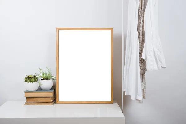 Lege houten fotolijst op de tafel, art print mock-up — Stockfoto