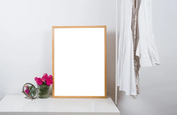 Порожня дерев'яна рамка зображення на столі, макет художнього друку — стокове фото