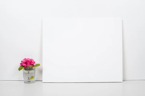 Lienzo vacío en blanco sobre un fondo blanco, decoración interior del hogar —  Fotos de Stock