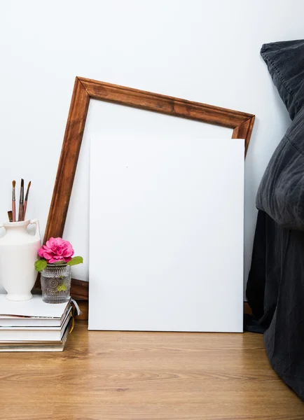 Lona blanca vacía en blanco en un piso, decoración interior del dormitorio del hogar —  Fotos de Stock