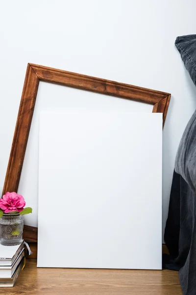 Lona blanca vacía en blanco en un piso, decoración interior del dormitorio del hogar —  Fotos de Stock