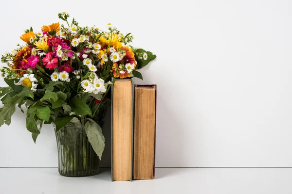 Arredo domestico interno con fiori e libri, semplice decorazione estiva — Foto Stock