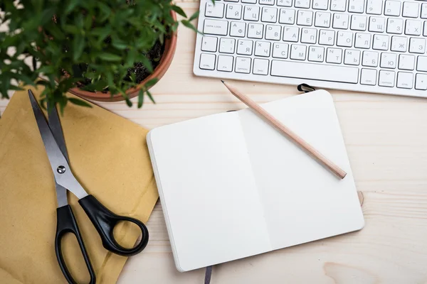 Style de table, espace de travail hipsters, clavier d'ordinateur blanc et — Photo