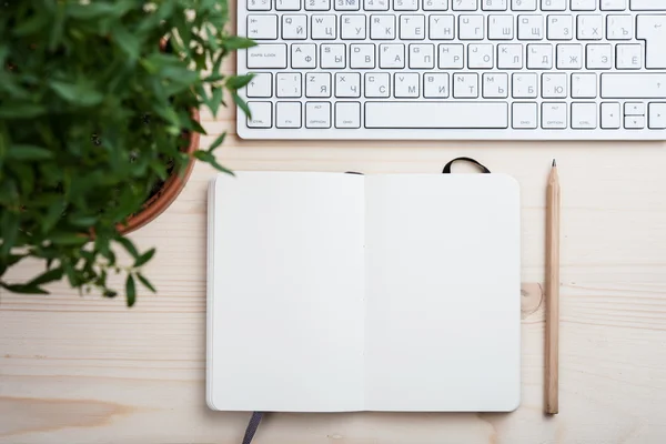 Mesa com estilo, espaço de trabalho hipsters, teclado de computador branco e — Fotografia de Stock