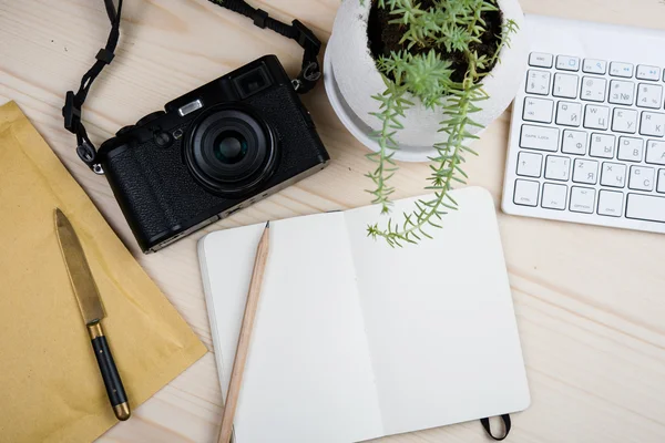 Fotoğrafçılar blogcular işyeri masaüstü, tarz hipsters çalışma — Stok fotoğraf