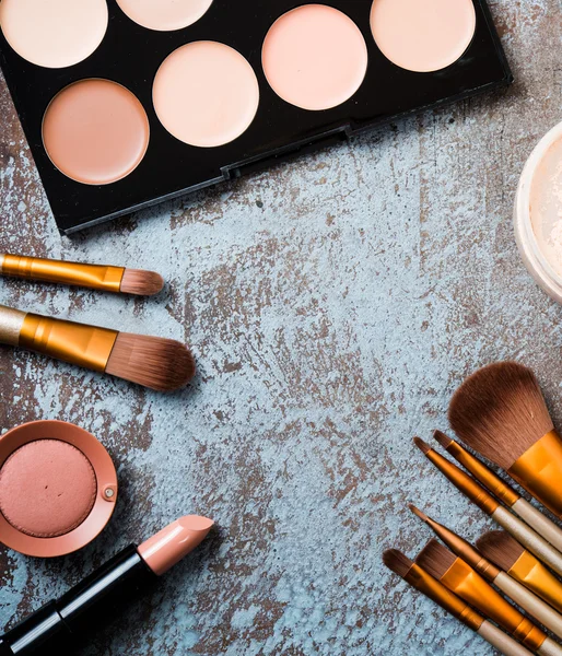 Cepillos de maquillaje profesional y colección de herramientas, productos de maquillaje — Foto de Stock