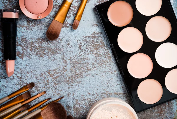 Cepillos de maquillaje profesional y colección de herramientas, productos de maquillaje — Foto de Stock