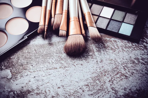 Cepillos de maquillaje profesional y colección de herramientas, productos de maquillaje — Foto de Stock