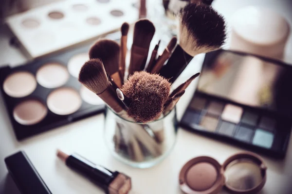 Cepillos y herramientas de maquillaje profesional, conjunto de productos de maquillaje — Foto de Stock