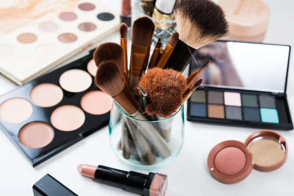 Pincéis e ferramentas de maquiagem profissional, conjunto de produtos de maquiagem — Fotografia de Stock