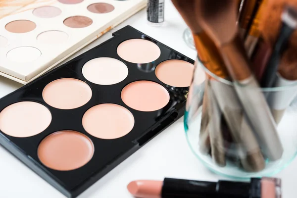 Cepillos y herramientas de maquillaje profesional, conjunto de productos de maquillaje — Foto de Stock