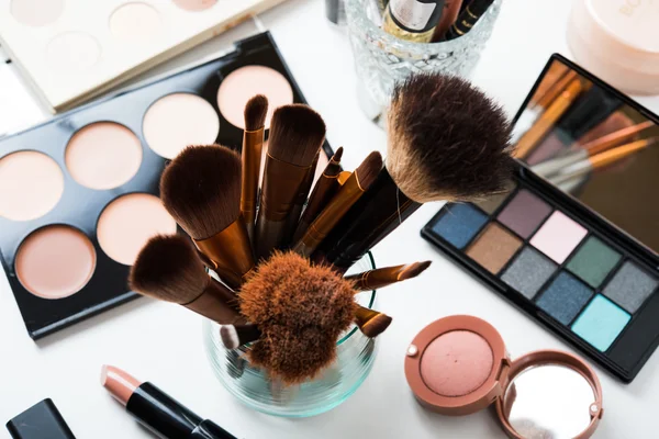 Cepillos y herramientas de maquillaje profesional, conjunto de productos de maquillaje — Foto de Stock