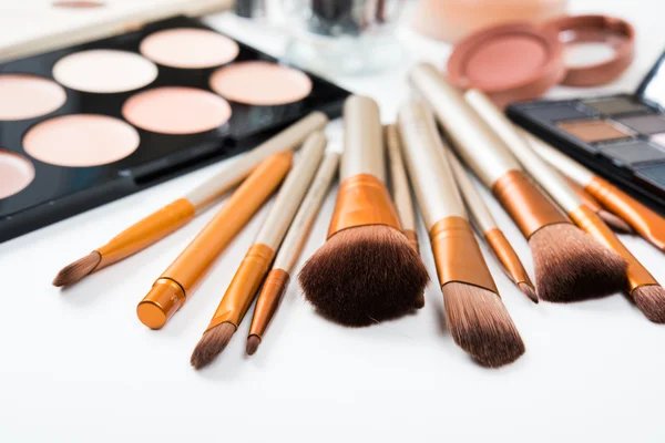 Cepillos y herramientas de maquillaje profesional, conjunto de productos de maquillaje — Foto de Stock