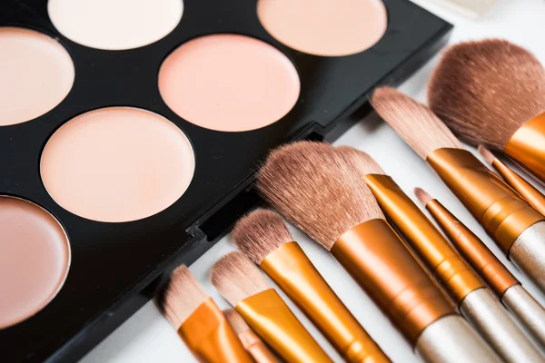 Cepillos y herramientas de maquillaje profesional, conjunto de productos de maquillaje — Foto de Stock