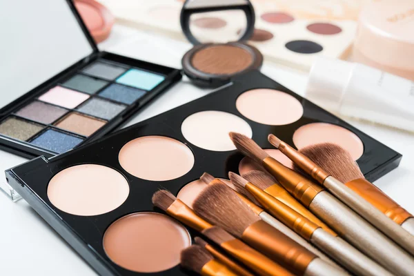 Cepillos y herramientas de maquillaje profesional, conjunto de productos de maquillaje — Foto de Stock