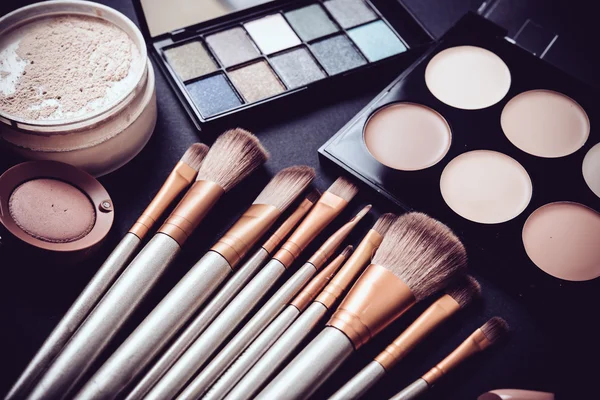 Cepillos y herramientas de maquillaje profesional, conjunto de productos de maquillaje — Foto de Stock