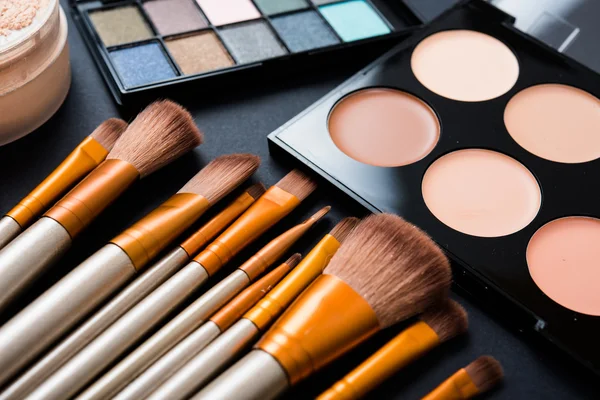 Cepillos y herramientas de maquillaje profesional, conjunto de productos de maquillaje — Foto de Stock