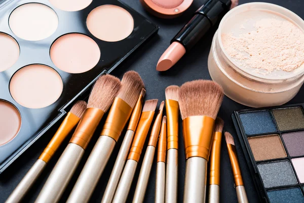 Cepillos y herramientas de maquillaje profesional, conjunto de productos de maquillaje — Foto de Stock