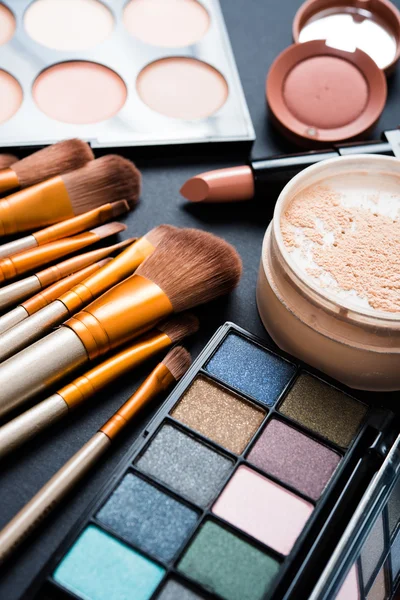 Cepillos y herramientas de maquillaje profesional, conjunto de productos de maquillaje — Foto de Stock