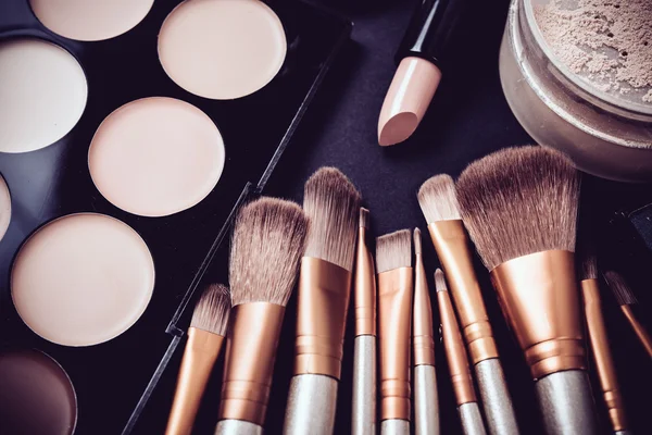 Cepillos y herramientas de maquillaje profesional, conjunto de productos de maquillaje — Foto de Stock